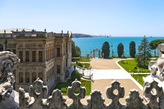 Dolmabahce Palace Museum Skip-the-Ticket-Line Entry with Audio Guide