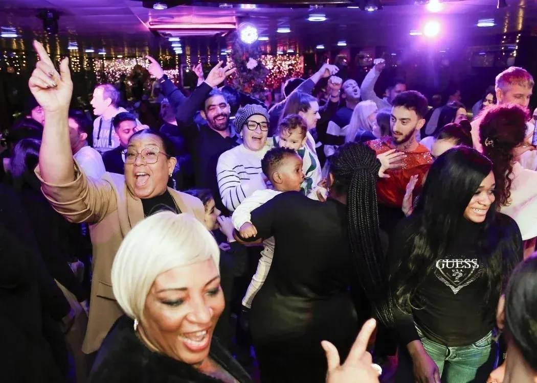 尊享博斯普鲁斯海峡晚餐游船与现场表演