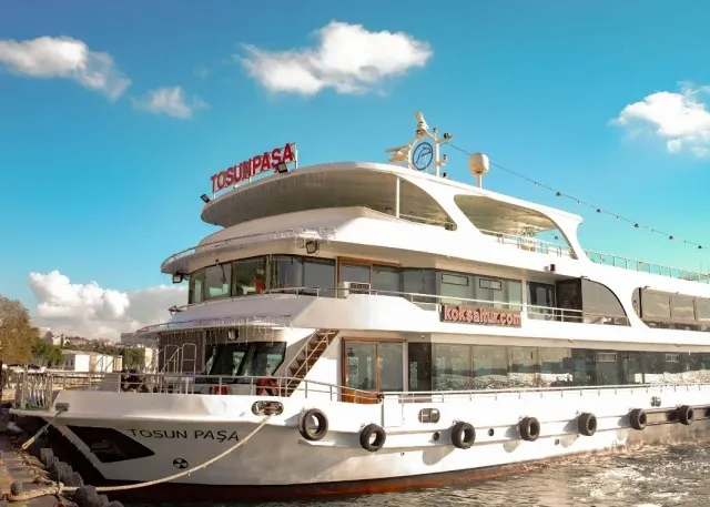 尊享博斯普鲁斯海峡晚餐游船与现场表演