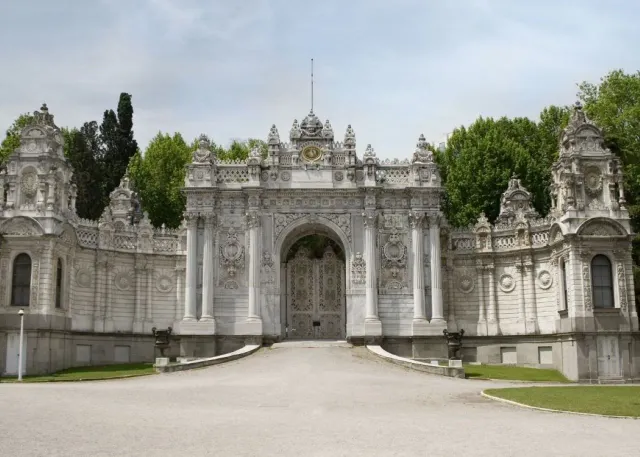 Dolmabahce Palace Museum Skip-the-Ticket-Line Entry with Audio Guide