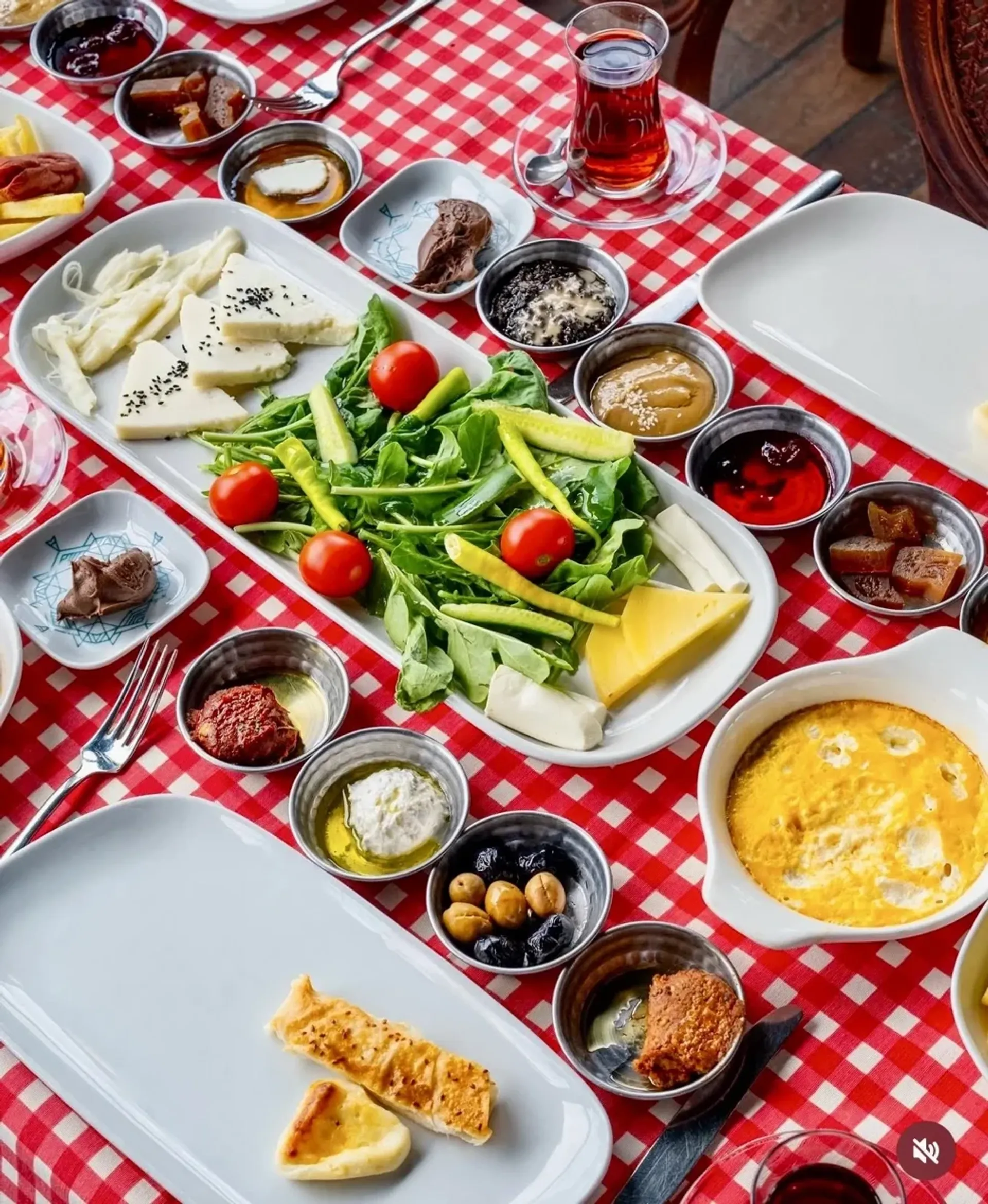 Premium Turkish Breakfast Cruise - Le Vapeur Magique