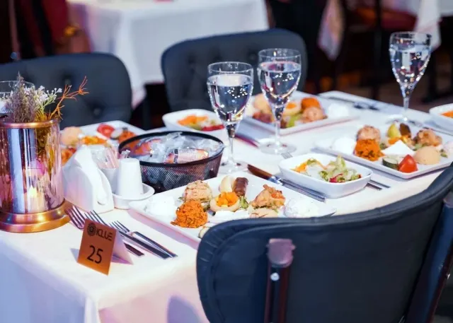 尊享博斯普鲁斯海峡晚餐游船与现场表演