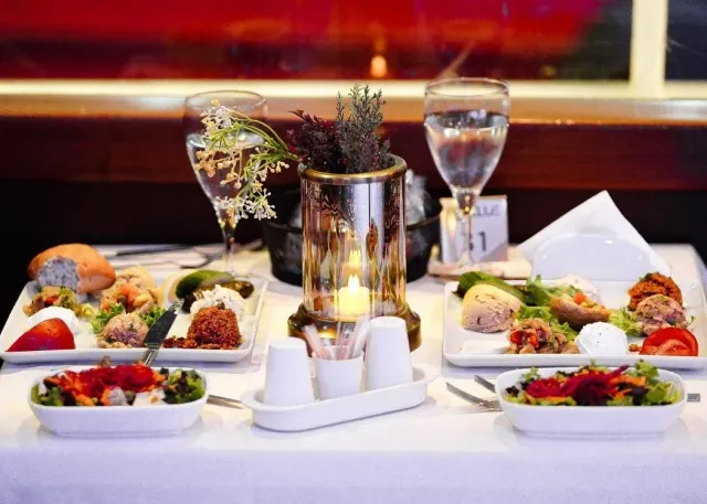 尊享博斯普鲁斯海峡晚餐游船与现场表演