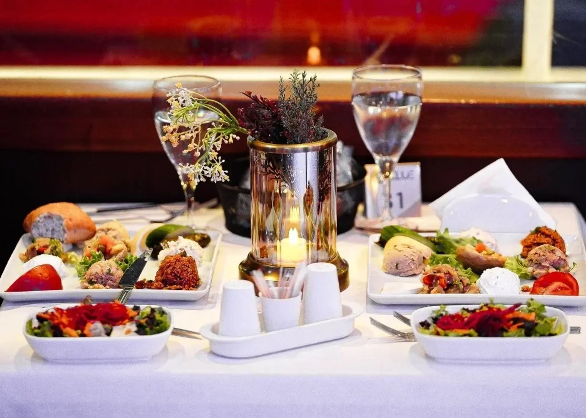 尊享博斯普鲁斯海峡晚餐游船与现场表演