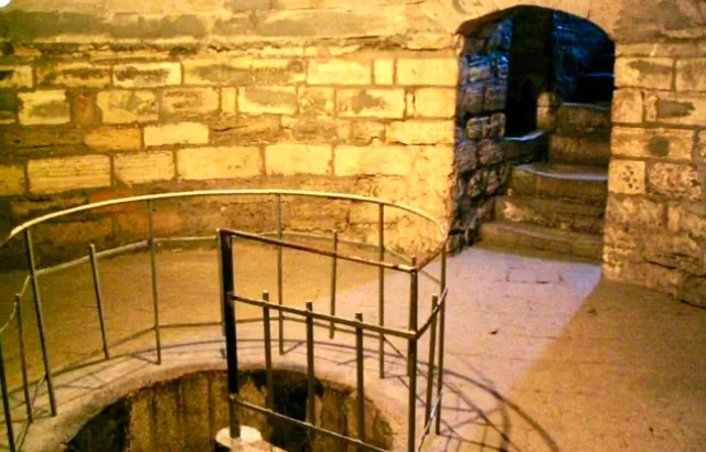 Maiden's Tower Skip-the-Ticket-Line Entry with Audio Guide