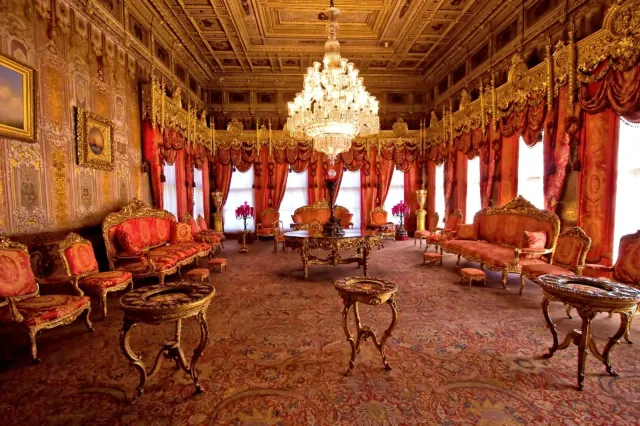 Dolmabahce Palace Museum Skip-the-Ticket-Line Entry with Audio Guide