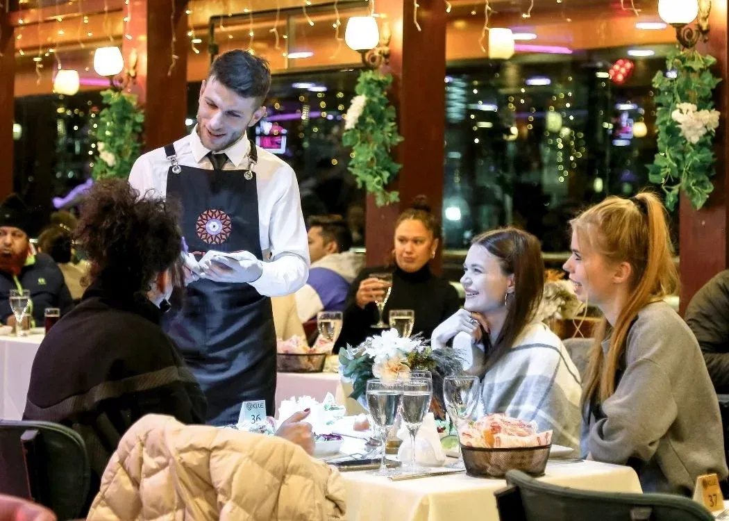 尊享博斯普鲁斯海峡晚餐游船与现场表演