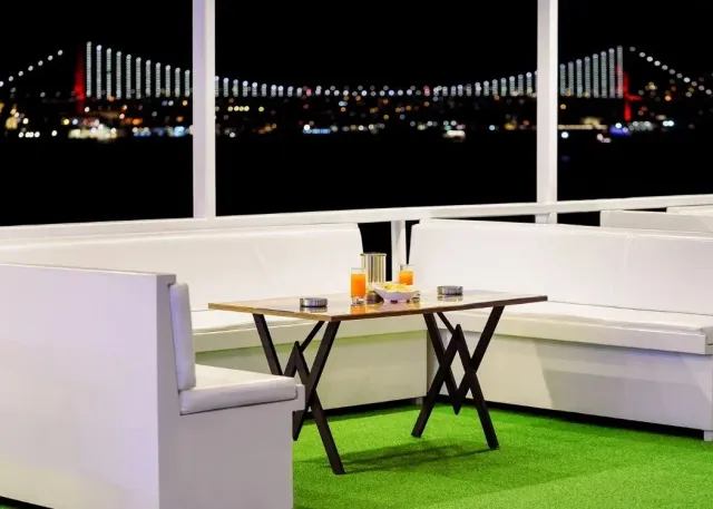 尊享博斯普鲁斯海峡晚餐游船与现场表演