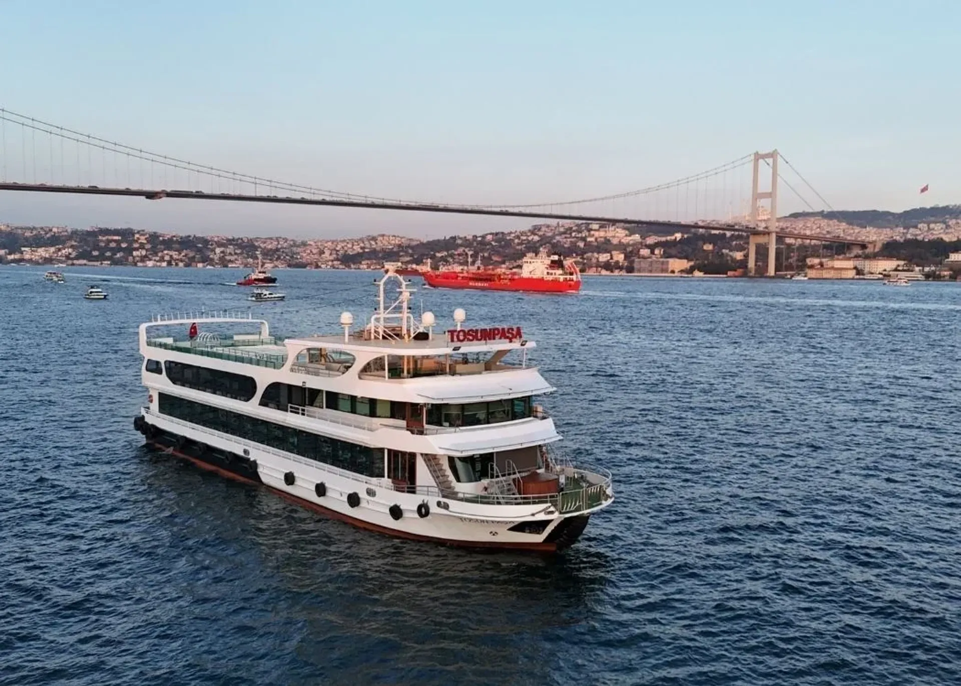 尊享博斯普鲁斯海峡晚餐游船与现场表演