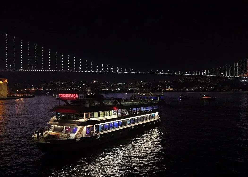 Bosphorus Evening Cruise: Turkish Dinner & Live Shows